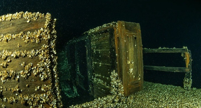 Phần lớn xác tàu vẫn còn nguyên vẹn bao gồm cả đồ gỗ. Ảnh: Jeff Lindsay