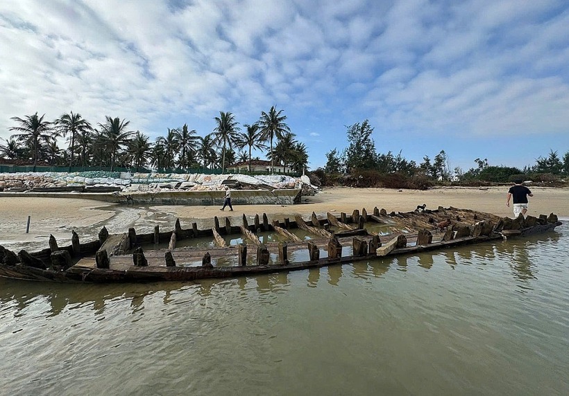 Hình dáng con tàu cổ lộ lên trê mặt nước, sáng 8/11. Ảnh: VnExpress