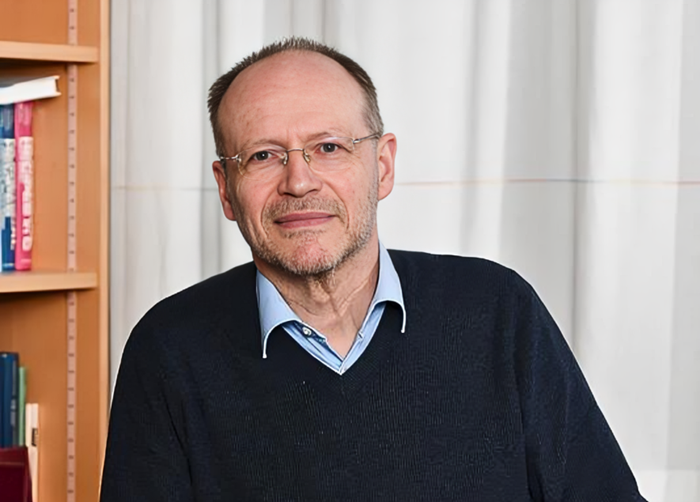 GS. Kurt Kremer, chuyên gia tiên phong trong nghiên cứu mô phỏng tính toán vật liệu mềm, đánh giá cao sự đa dạng trong các nội dung thảo luận tại VinFuture. Ảnh: idw.