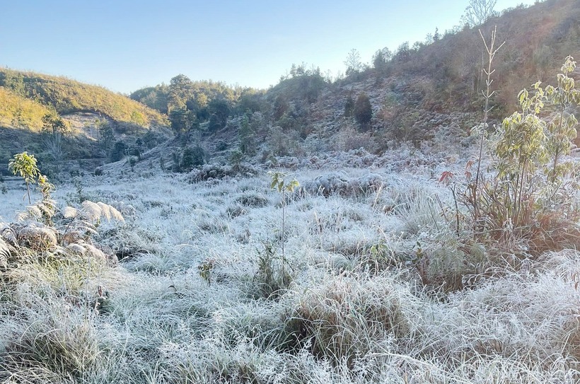 Vạn vật như bắt đầu ngủ đông khi màu xanh của cỏ cây nhường chỗ cho màu trắng của băng giá.