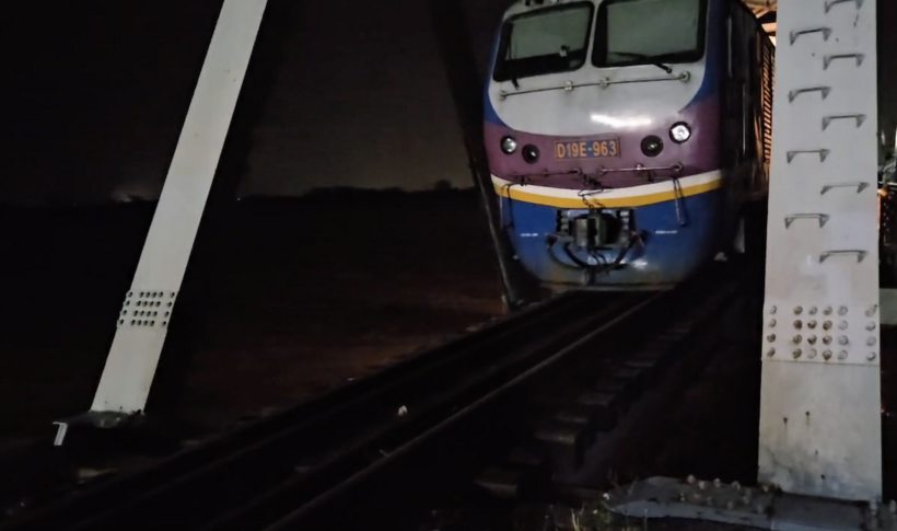 Thông tuyến đường sắt Bắc - Nam sau 9 ngày bị "tê liệt"