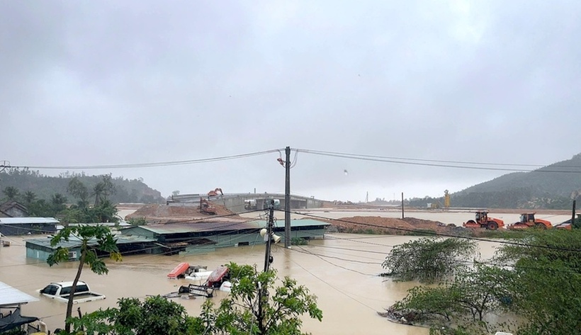 Mưa lớn kéo dài khiến công trường cao tốc Chí Thạnh - Vân Phong bị tê liệt