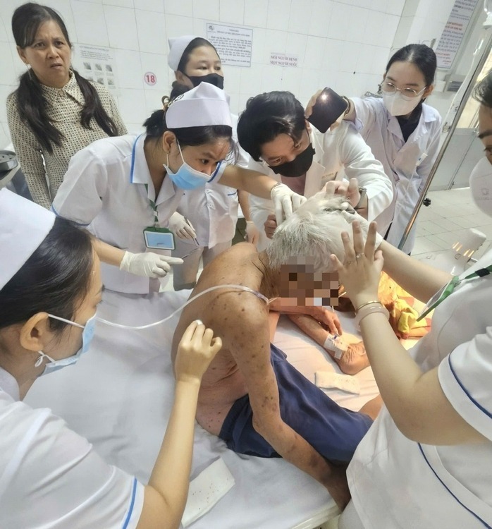 Thời điểm nhập viện trên người ông C. có nhiều vết đốt. Ảnh: NLĐ.