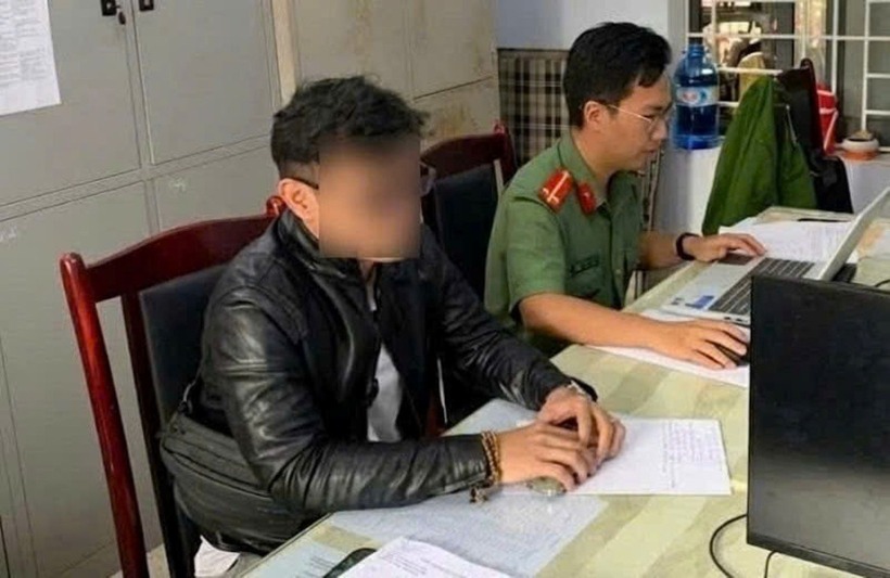 Anh N.Q.Đ làm việc với cơ quan chức năng. Ảnh: Tiền phong