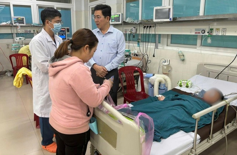 Lãnh đạo xã thăm hỏi bé trai. Ảnh: Vietnamnet.