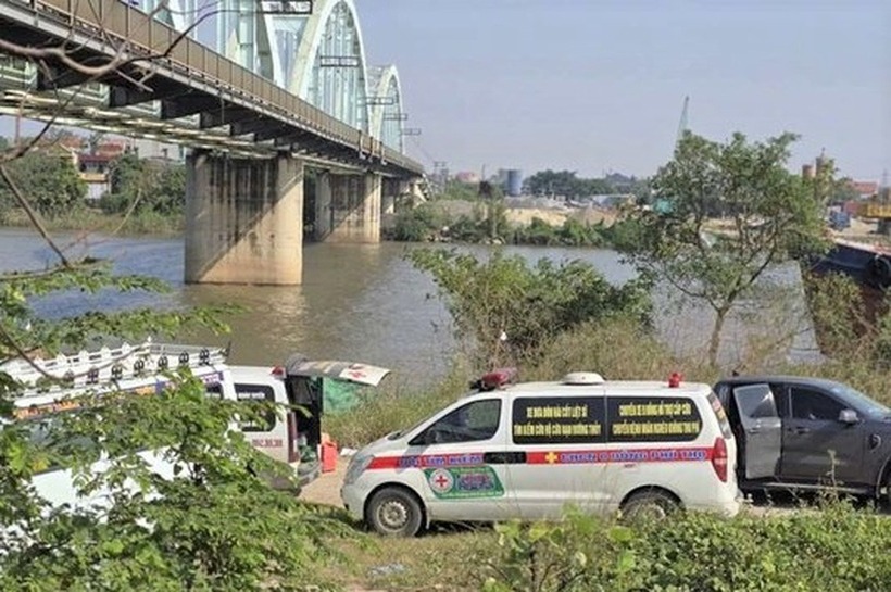 Xe cứu thương đến hiện trường. Ảnh: Dân Trí