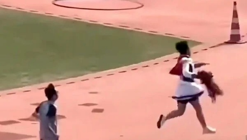 Nam sinh mặc váy, đội tóc giả tham gia thi chạy.