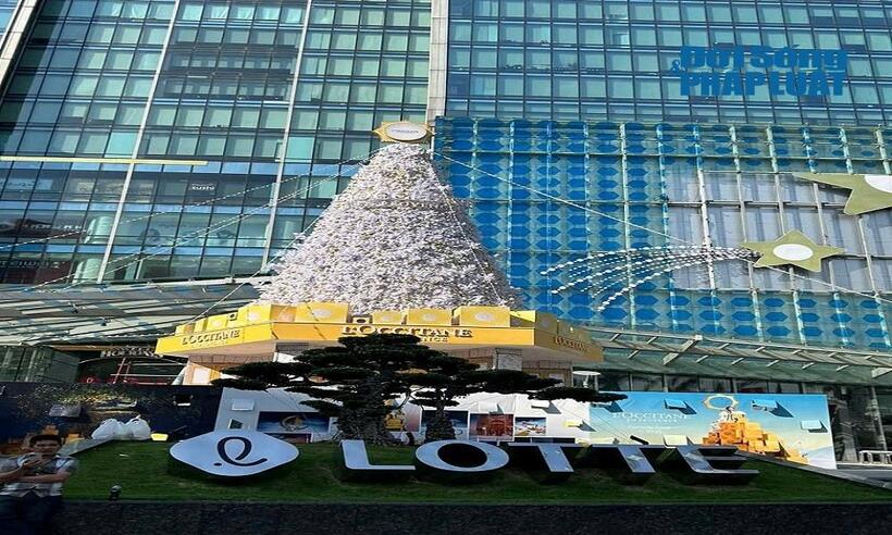 Cây thông cao gần 20 mét tại trung tâm thương mại Lotte Center Hanoi,.