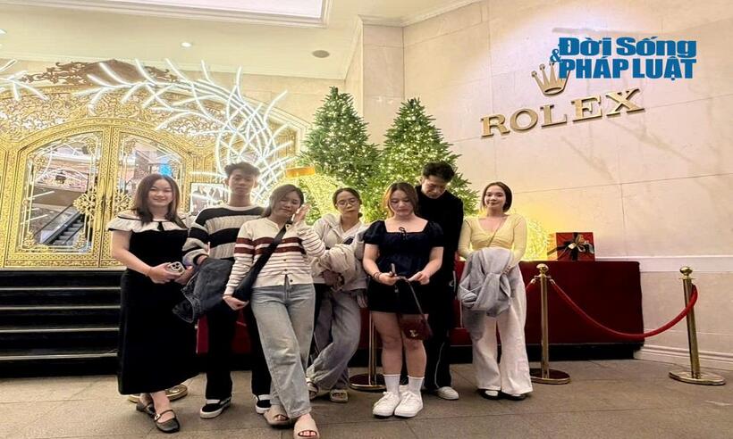 Anh Hồ Điệp cùng nhóm bạn đi chụp ảnh để lưu lại những khoảnh khắc mùa lễ hội tại khu vực trung tâm thương mại Tràng Tiền.