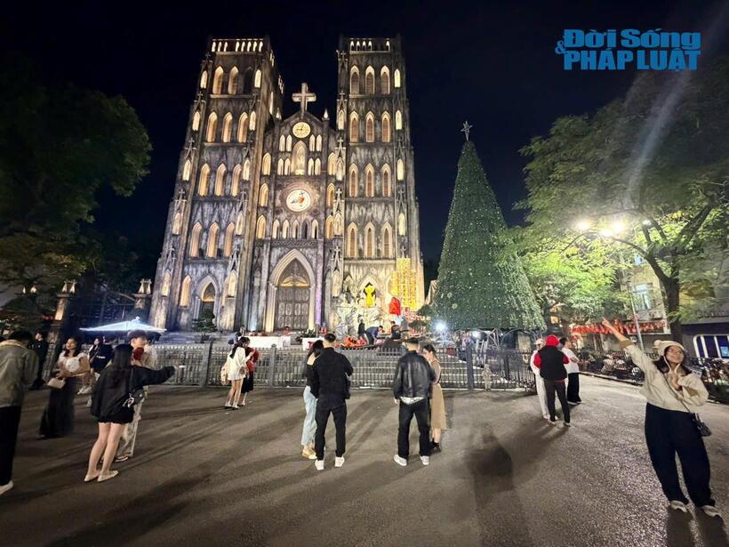 Phố Nhà Thờ vẫn là địa điểm “quốc dân” vào mỗi mùa Giáng Sinh.