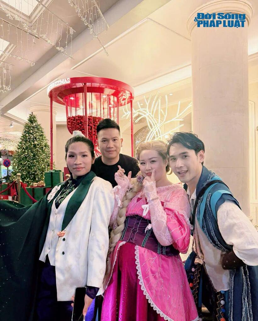 Trung tâm thương mại Tràng Tiền cũng được trang trí điểm check-in từ hành lang vào bên trong trung tâm thương mại.