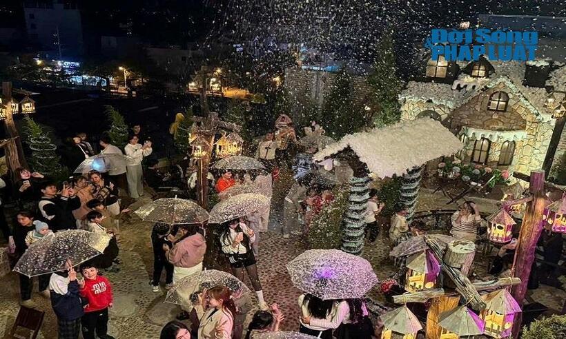 Bên cạnh việc trang trí cây thông, đèn LED và góc check-in, quán còn bố trí hệ thống phun tuyết nhân tạo vào các khung giờ cố định trong ngày.