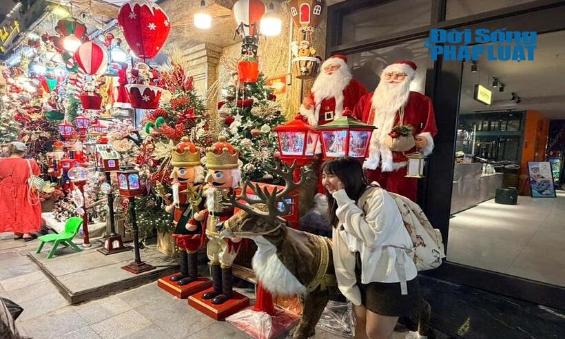 Khu vực phố Hàng Mã (Hà Nội) người dân đến đây không chỉ để mua sắm đồ trang trí noel, mà còn để ngắm nhìn, thưởng thức không khí Noel.