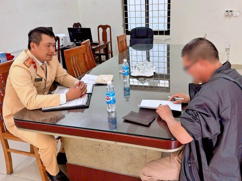 Đội CSGT đường bộ số 5 làm việc với tài xe xe khách tại trụ sở.