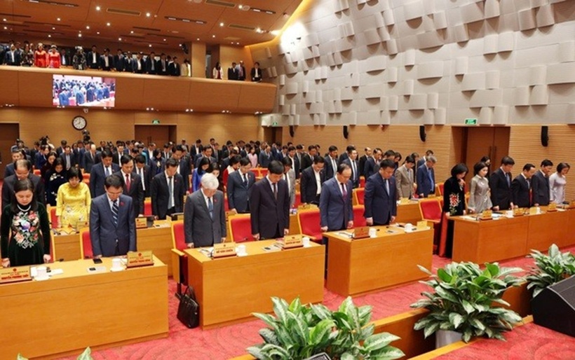 Đại biểu HĐND Thành phố Hà Nội và đại biểu tham dự đã dành một phút tưởng niệm những người tử vong do thiên tai, bão lũ gây ra trên địa bàn các tỉnh miền Trung và Tây Nguyên (Ảnh: Viết Thành).