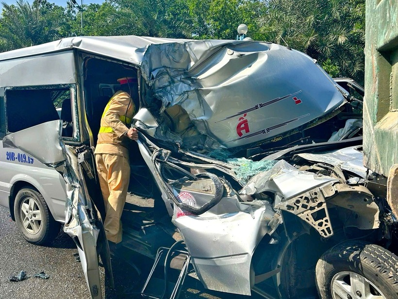 Hiện trường vụ tai nạn khiến chiếc xe khách bị bẹp rúm phần đầu, một người mắc kẹt trên cabin. (Ảnh: Cơ quan công an)