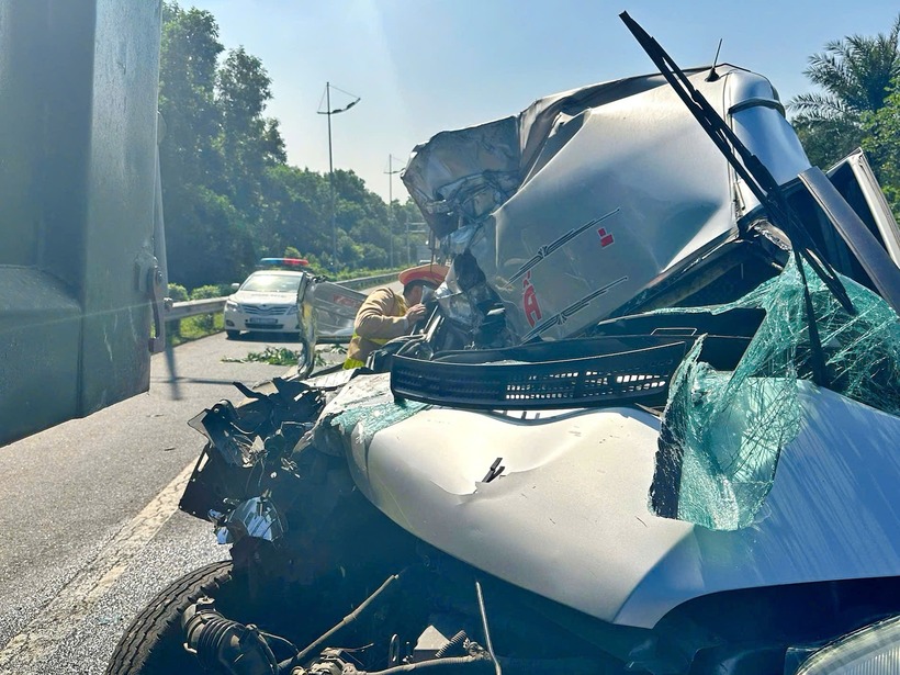 Lực lượng chức năng đang điều tra nguyên nhân vụ tai nạn. (Ảnh: Cơ quan công an)