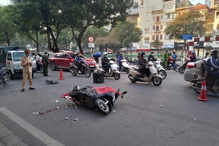 Hiện trường vụ tai nạn ở Hà Nội, nữ sinh viên đi xe máy tử vong thương tâm. Ảnh: Người lao động