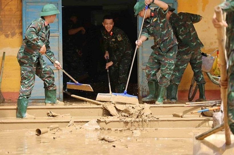 Quân đội dọn dẹp bùn đất sau lũ tại các trường học ở Khánh Hòa. Ảnh: Lao động
