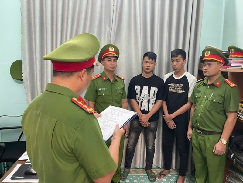 Hai đối tượng tại thời điểm bị khởi tố, bắt tạm giam. Ảnh: Báo Người lao động.