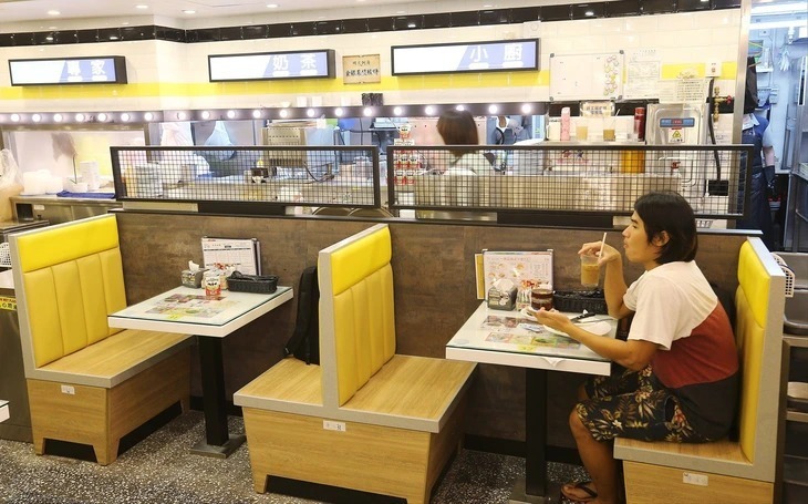 Việc ăn uống một mình ngoài quán ăn dần trở nên phổ biến. Ảnh: SCM