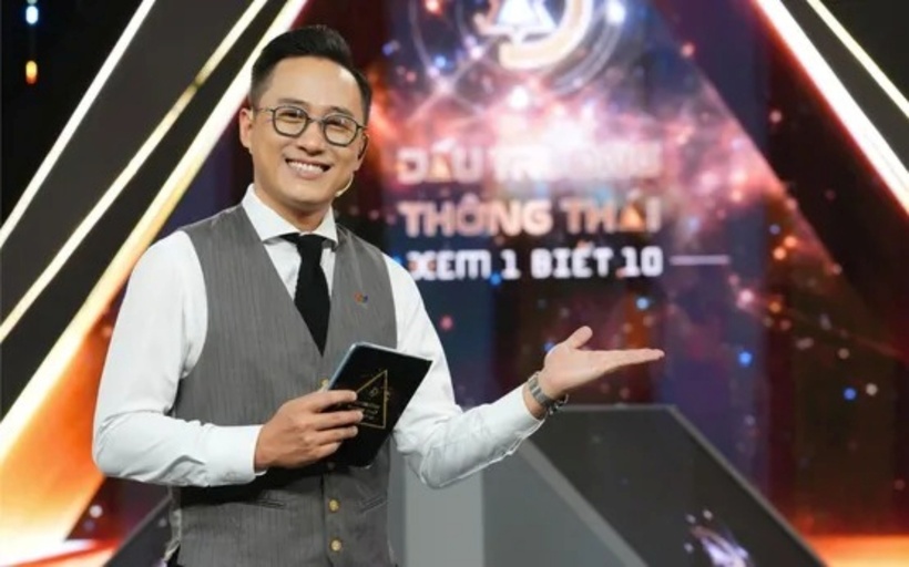 MC Ngọc Huy, một gương mặt quen thuộc với khán giả, đóng vai trò đồng hành cùng các nhà thông thái. Ảnh: VTV News.