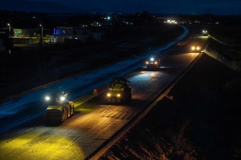 Các dự án hạ tầng giao thông đang khẩn trương thi công. Trong ảnh: Dự án thành phần cao tốc Bắc - Nam, đoạn Quảng Ngãi - Hoài Nhơn