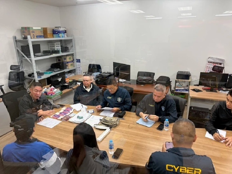 Cảnh sát đang lấy thông tin từ thanh niên Thái Lan và người mẹ. Ảnh: Khaosod.