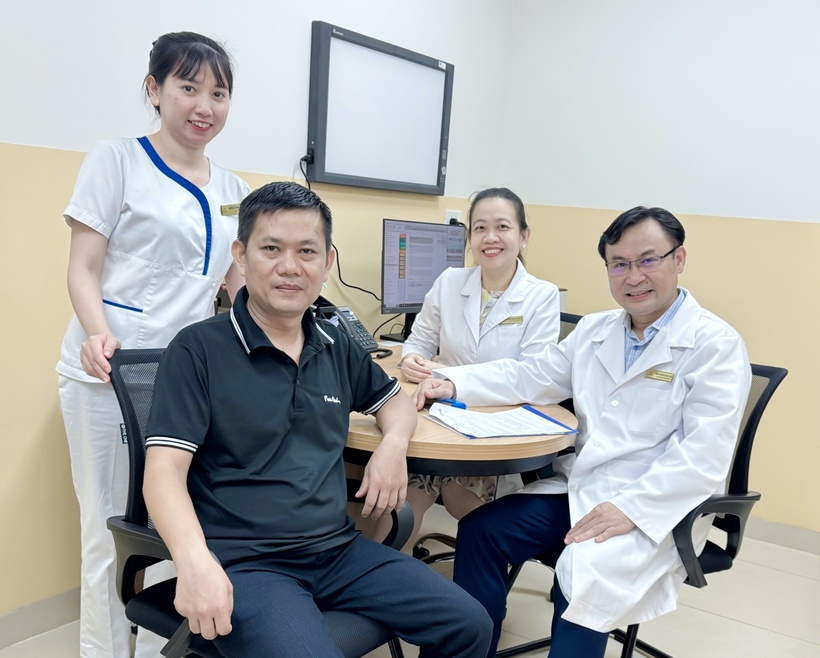 Các bác sĩ chúc mừng bệnh nhân sau ca bệnh thành công.