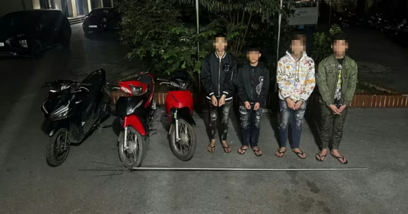 Nhóm đối tượng cùng tang vật.