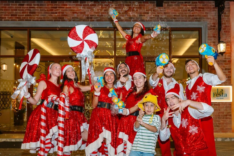 Du khách nhí hào hứng giao lưu với các nghệ sĩ hóa trang Noel