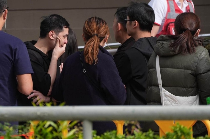 Nhiều người có mặt tại hiện trường để chờ tin người thân. Ảnh: Sam Tsang