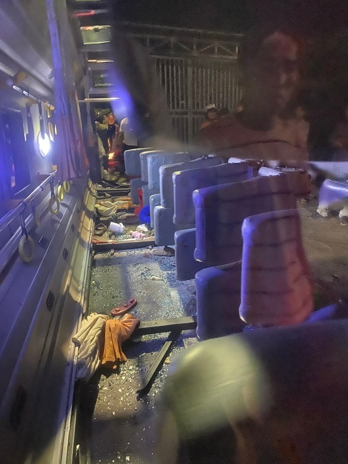 Chiếc xe bị hư hỏng nặng, mảnh vỡ rải rác khắp mặt đường. Ảnh: Người lao động