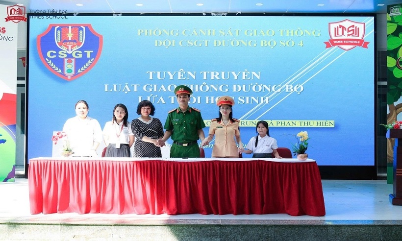 Công an TP Hà Nội đẩy mạnh công tác tuyên truyền an toàn giao thông tại các trường học.