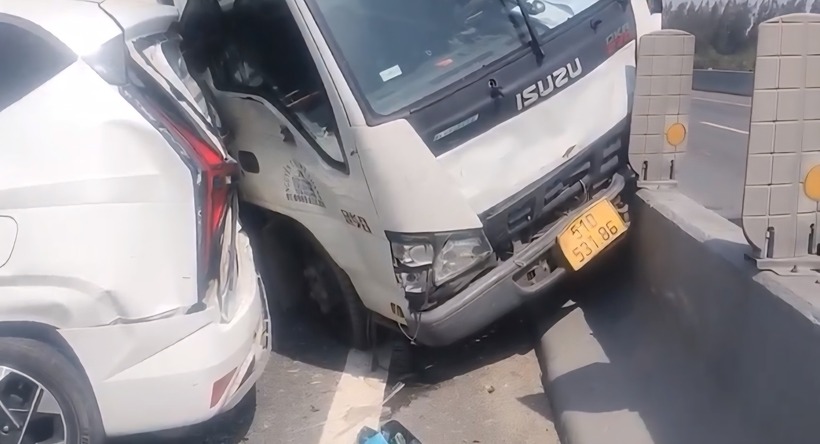 Các phương tiện nằm dính chặt vào nhau tạo thành một chuỗi dài trên đường. Ảnh: Thanh Niên.