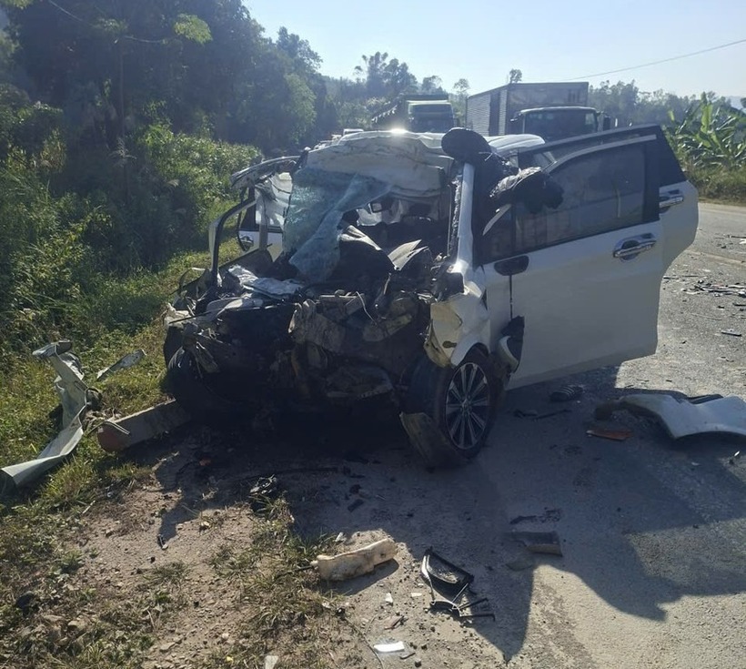 Chiếc xe ô tô bị hư hỏng nặng sau va chạm.Ảnh: Phụ nữ Việt Nam