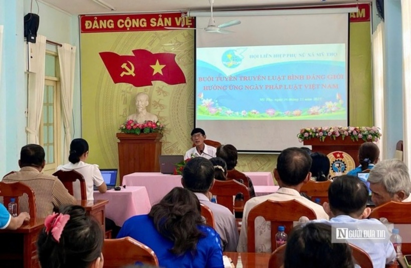 Luật gia Nguyễn Minh Đoàn, Uỷ viên BCH Hội Luật gia tỉnh Đồng Tháp truyền đạt nội dung tại buổi tuyên truyền.