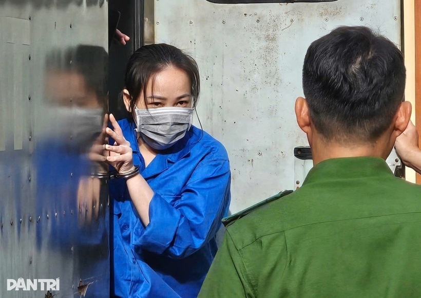 Bị cáo Nguyễn Thị Hồng Bích được dẫn giải tới phiên xét xử