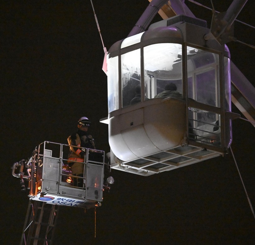 Lính cứu hỏa và các lực lượng cứu hộ đã được gọi đến hiện trường để giải cứu hành khách. Ảnh: Kyoto News.