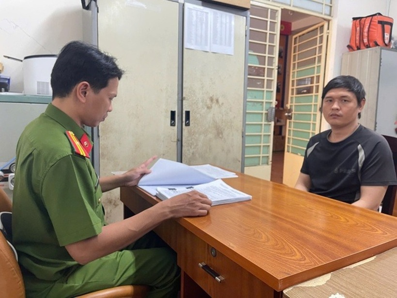 Phạm Quốc Dũng tại cơ quan công an. Ảnh: Người lao động