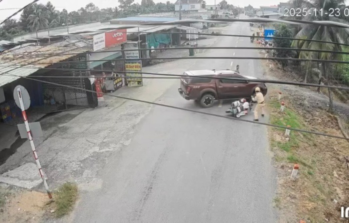 Chiếc ô tô bán tải chỗ húc xe CSGT. (Ảnh cắt từ clip)