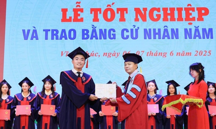 Phúc Sơn trong ngày nhận bằng tốt nghiệp Đại học Sư phạm Hà Nội 2. Ảnh: VnExpress