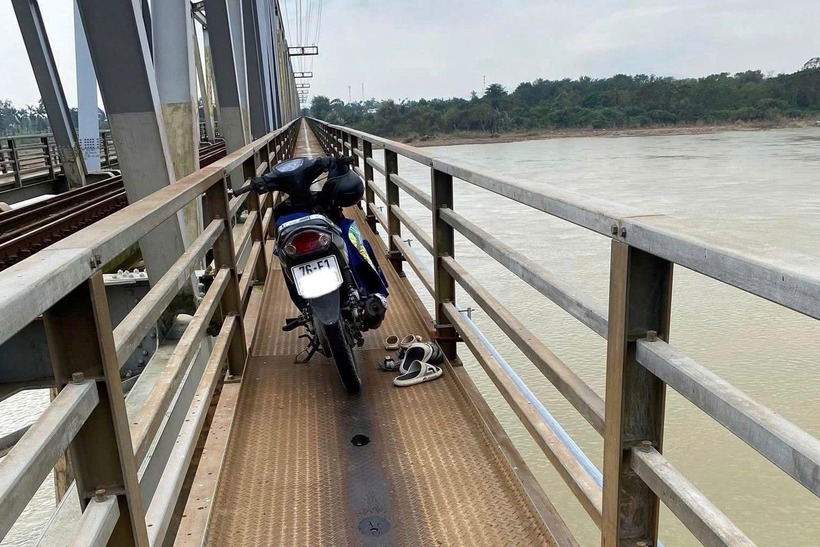 Xe máy, dép, mũ bảo hiểm để trên cầu đường sắt Trường Xuân. (Ảnh: VietnamNet)