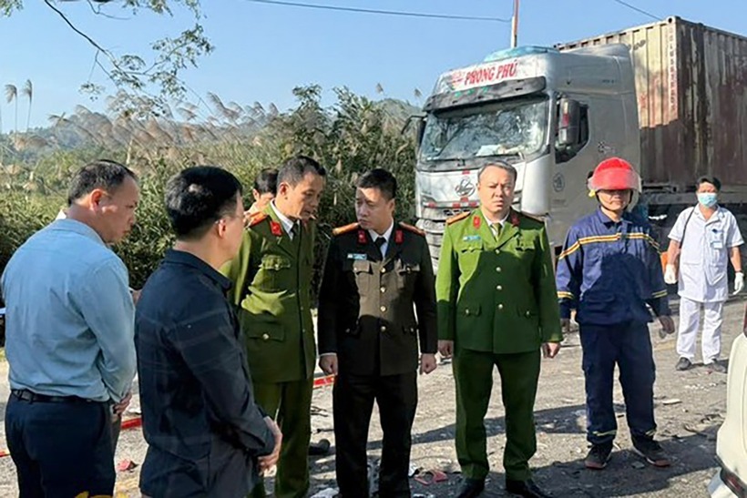 Lực lượng công an có mặt tại hiện trường vụ tai nạn. Ảnh: VietNamnet