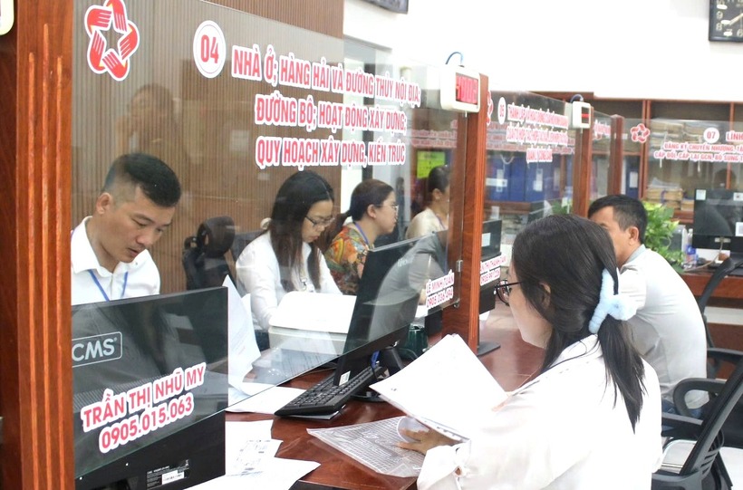 Người dân đến làm việc tại Trung tâm hành chính công phường Hải Châu, thành phố Đà Nẵng.