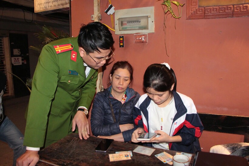 Công an phường Ngọc Hà, hướng dân người dân làm sạch dữ liệu phương tiện và GPLX