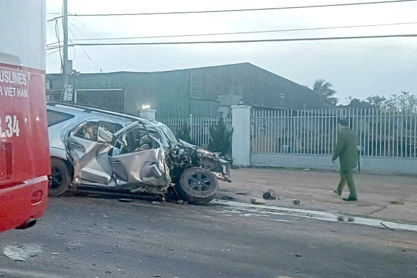 Ô tô con biến dạng sau va chạm xe khách. (Ảnh: Dân trí)