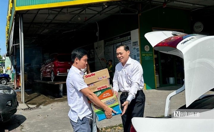 Đại diện Chi nhánh Trung tâm Tư vấn pháp luật Hội Luật gia Tp.Cần Thơ tại Cái Răng vận động doanh nghiệp địa phường đóng góp nhu yếu phẩm hỗ trợ đồng bào bị ảnh hưởng bởi mưa lũ.