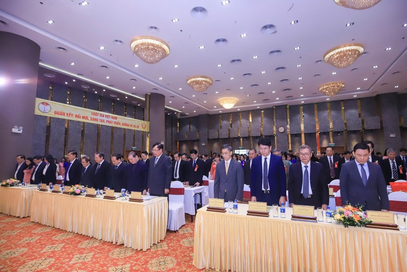 Các đại biểu tưởng niệm đồng bào tử vong do bão lũ.