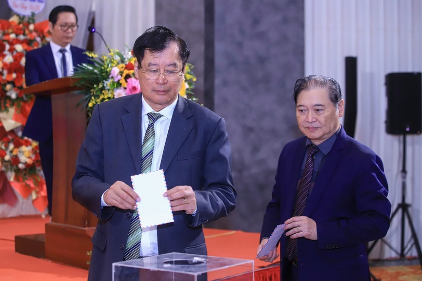 Các đại biểu tham gia ủng hộ đồng bào khắc phục hậu quả do thiên tai gây ra.